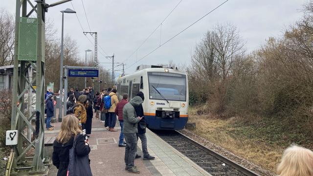 Appenweier, Gleis 9, am Sonntag, 3. Februar, 2025. Zirka 25 Fahrgäste warten auf die Regionalbahn nach Straßburg. Der Zug, ein Regioshuttle der SWEG, fährt gerade ein. 