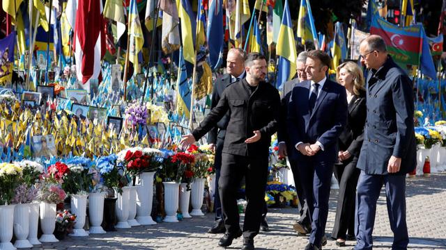 European leaders join Zelenskiy in paying their respects to the victims of war at the Memorial for the Fallen at Independence Square (Maidan), Kyiv, 10 May, 2025. | © Ludovic Marin / via Reuters