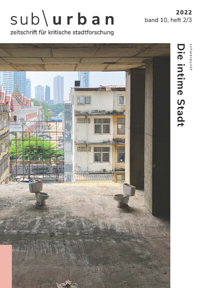 Cover der Ausgabe "Die Intime Stadt", Zu sehen ist der Blick aus einem Rohbau auf eine Stadt, im Vordergrund zwei Kloschüsseln.