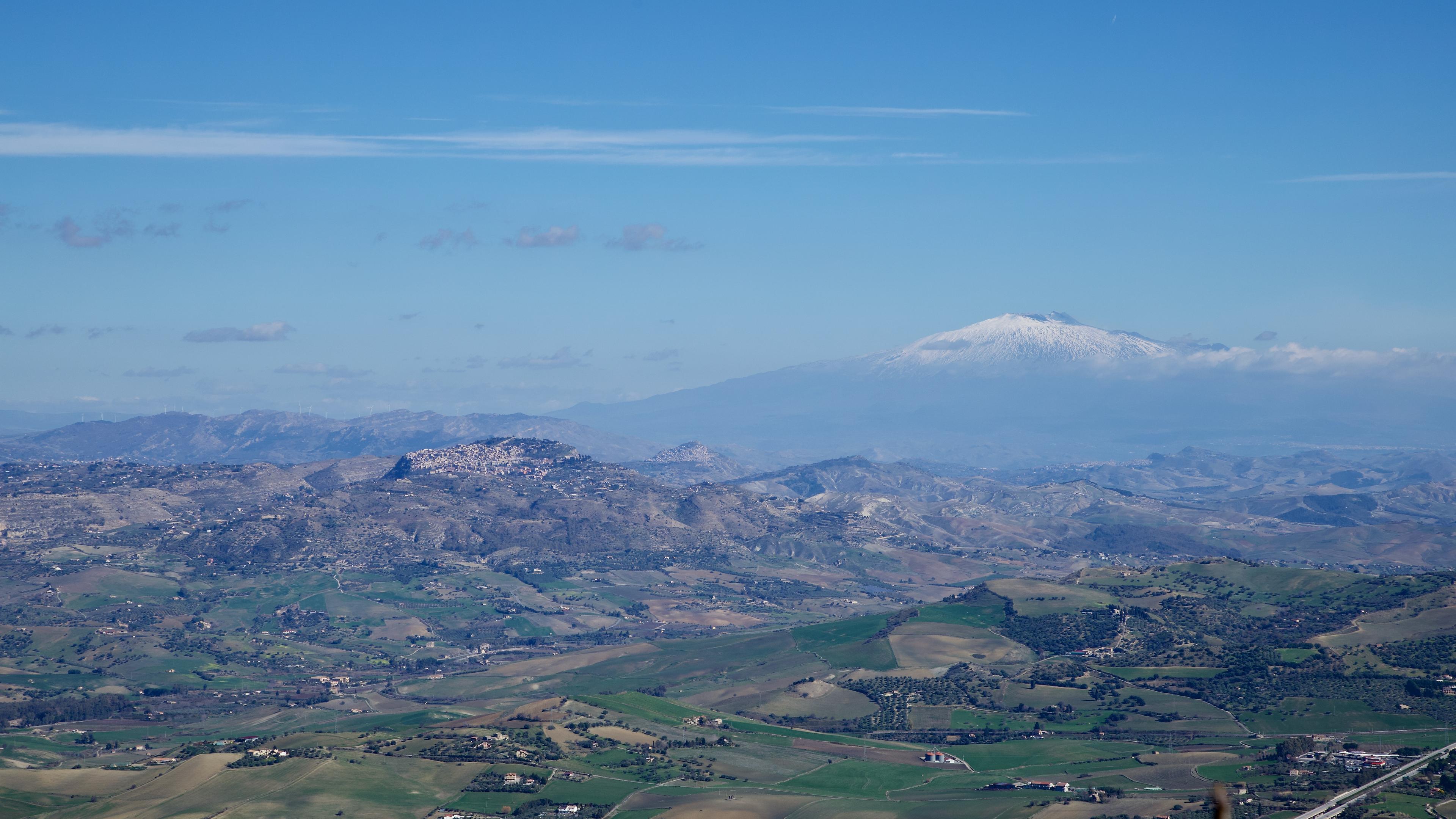 Etna-tulivuori Ennasta nähtynä.