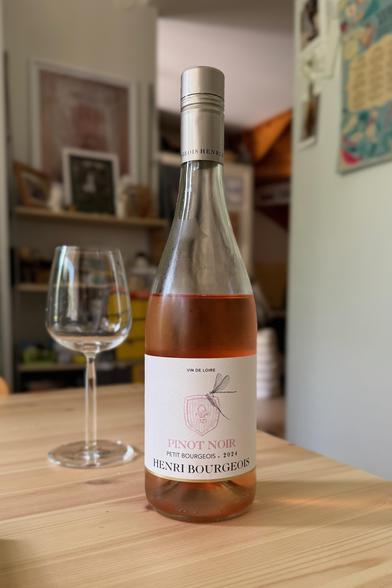 Pullo Petit Bourgeois -merkkistä Pinot noir -roseeta, vuosikerta 2024. Hyvää muttei toki mitään huippua. HV.