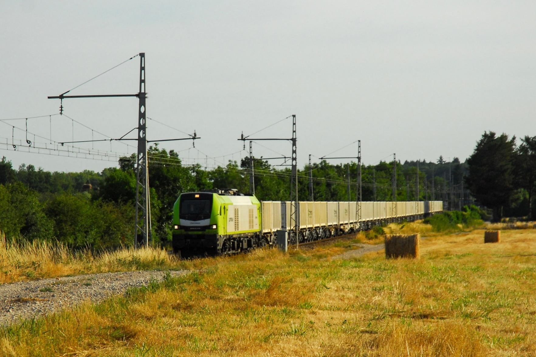 A Captrain Stadler Diesel with a long train of containers