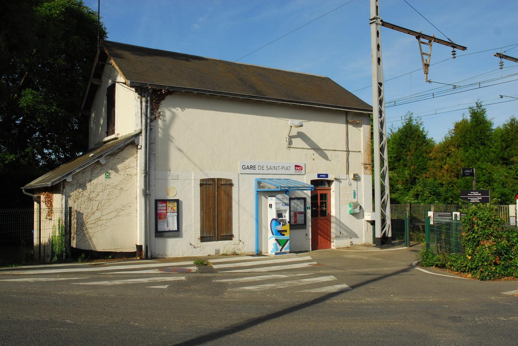The small station building of Saint-Piat with a ticket machine in Rémi design.