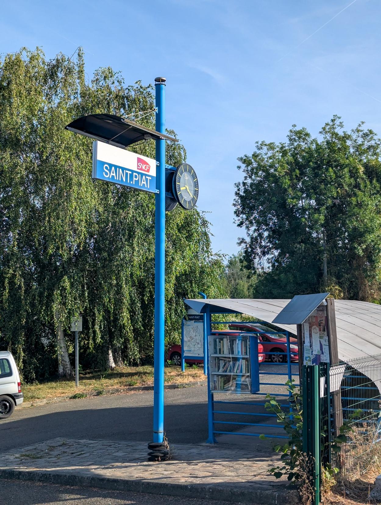 Station sign, where Saint-Piat is written with a full stop instead of a hyphen: "Saint.Piat"