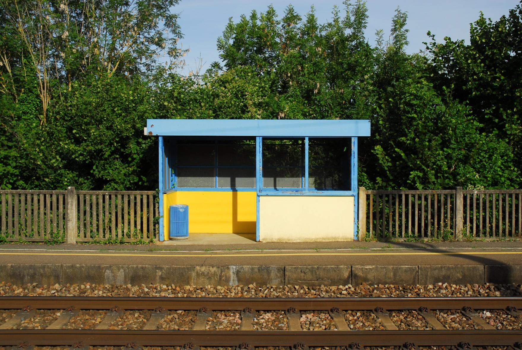 Shelter on the platform in faded blue and yellow, looking like the Ukrainian flag.