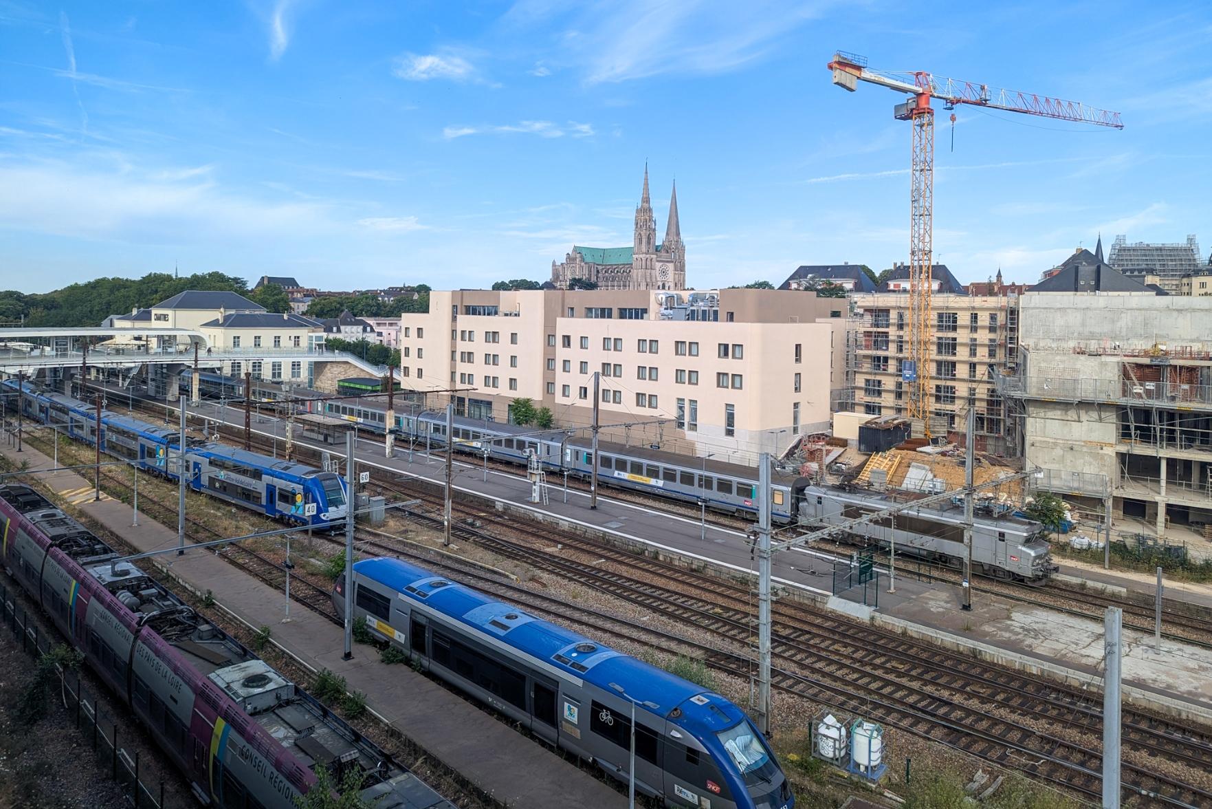 A fantôme Nez Cassé with a Corail train in Chartres station. A 2NNG is on the way to the sidings, an A-TER and an AGC are stabled on tracks in the foreground.