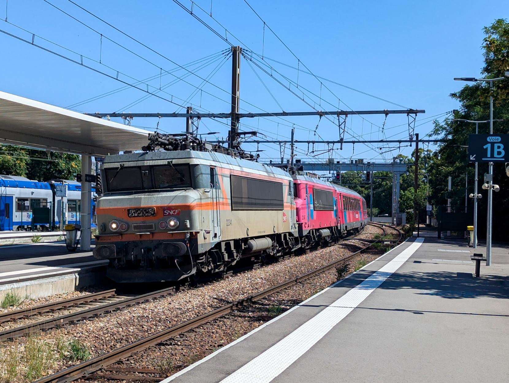 Ouigo Train classic speeding through Chartres station with a BB22200 Nez Cassé in béton live, hauling another Nez Cassé in Ouigo livery and its train.