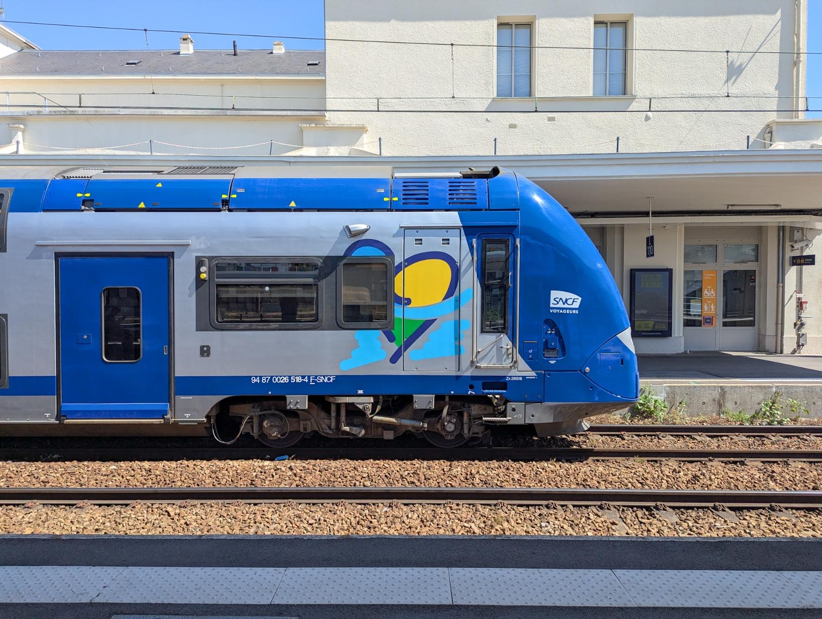 Profile view of a 2NNG in Centre Val-de-Loire livery at Chartres station