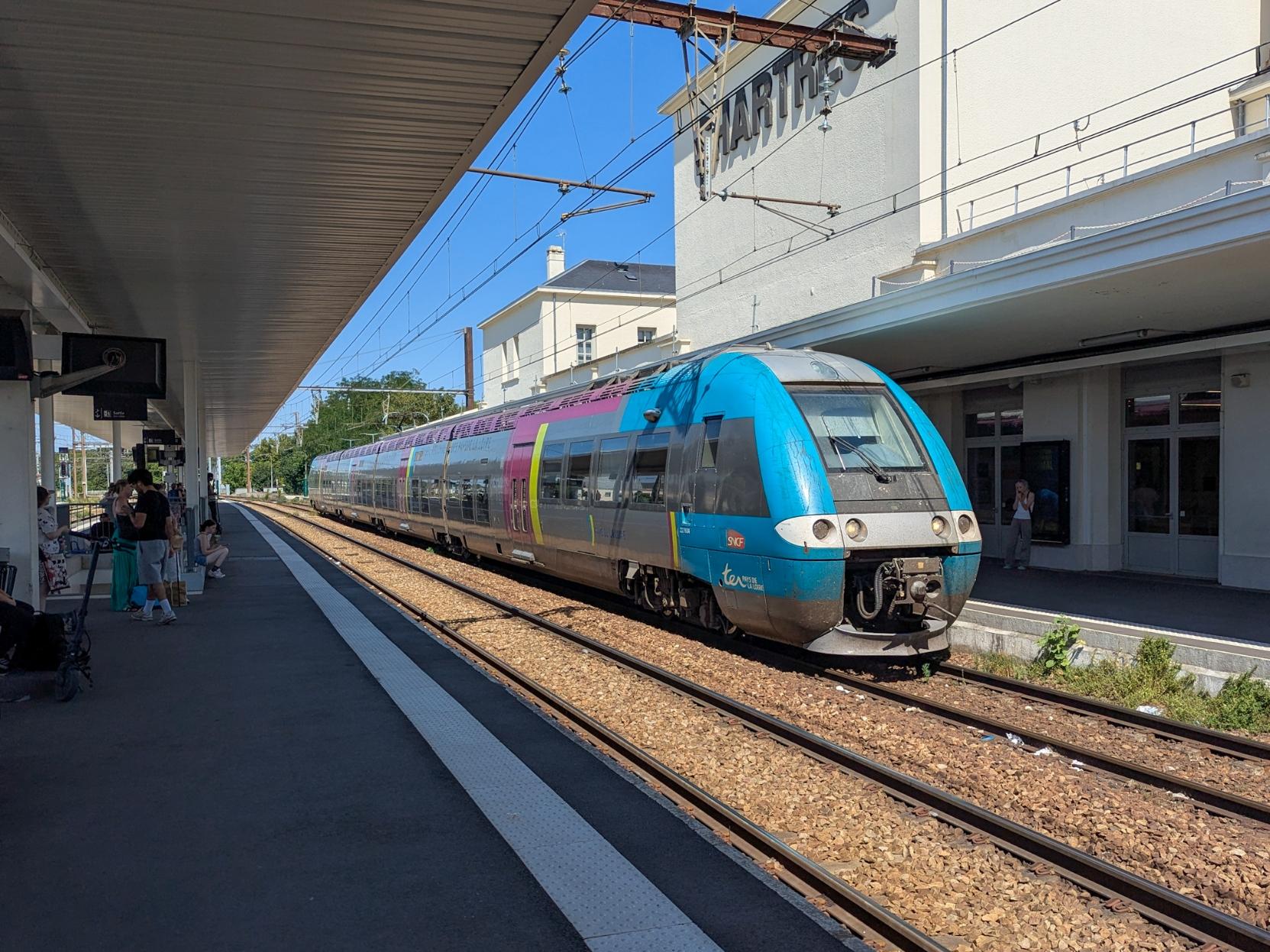 AGC in Pays-de-Loire livery at Chartres station