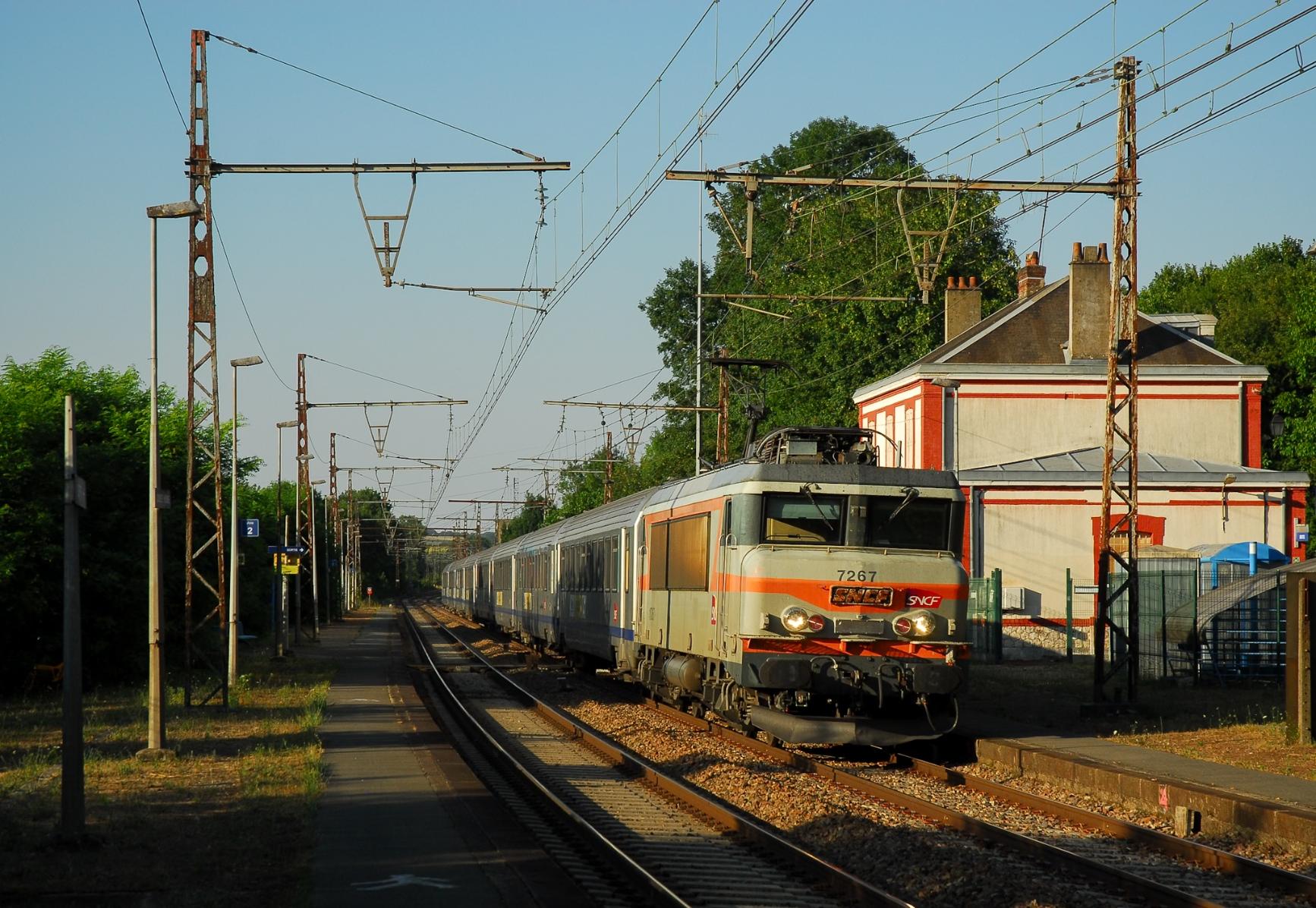 The same picture as above, but taken a second or so later. The loco is now closer to the photographer and hides most of the station building. On the other hand, the old catenary pole forms a nice frame, there are nearly no shadows on the loco and it looks a bit more dynamic, as the train enters a curve.