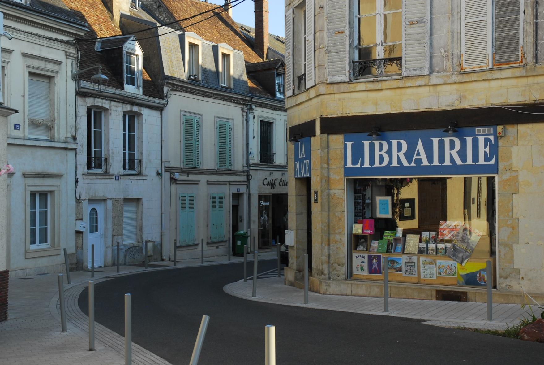 A corner in the historic centre with a Librairie