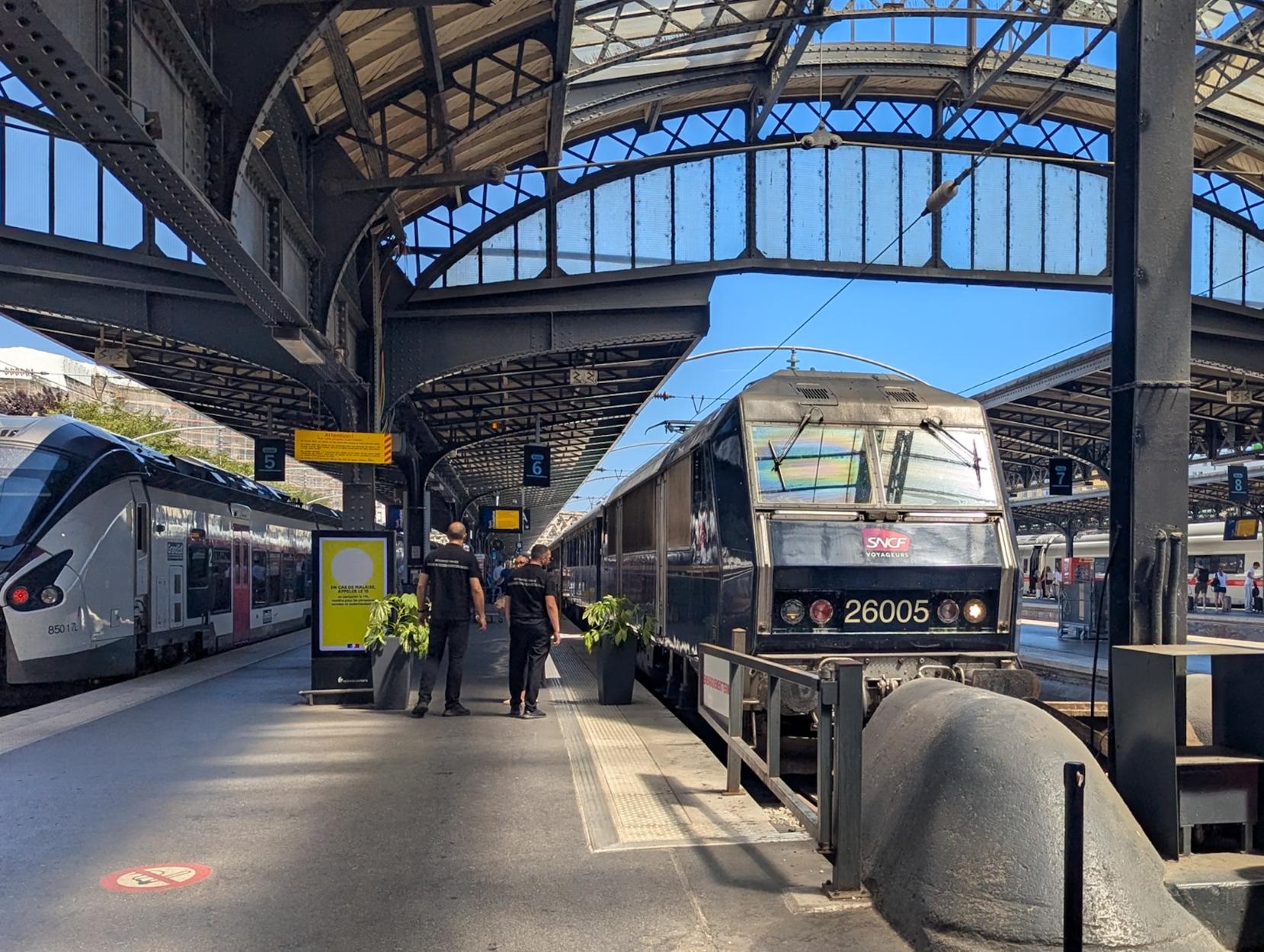 A Sybic in CIWL retro livery in front of a luxury train at Gare de l'Est