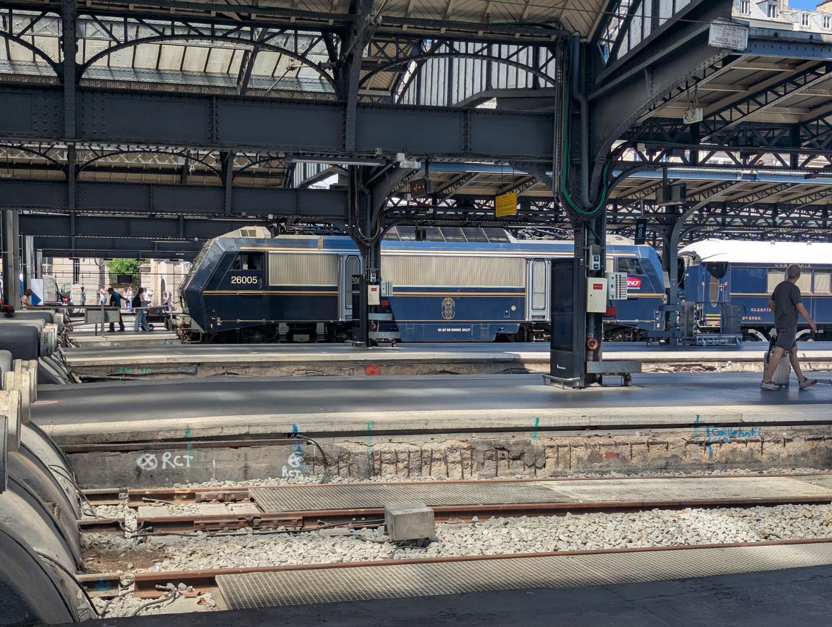 A Sybic in CIWL retro livery in front of a luxury train at Gare de l'Est
