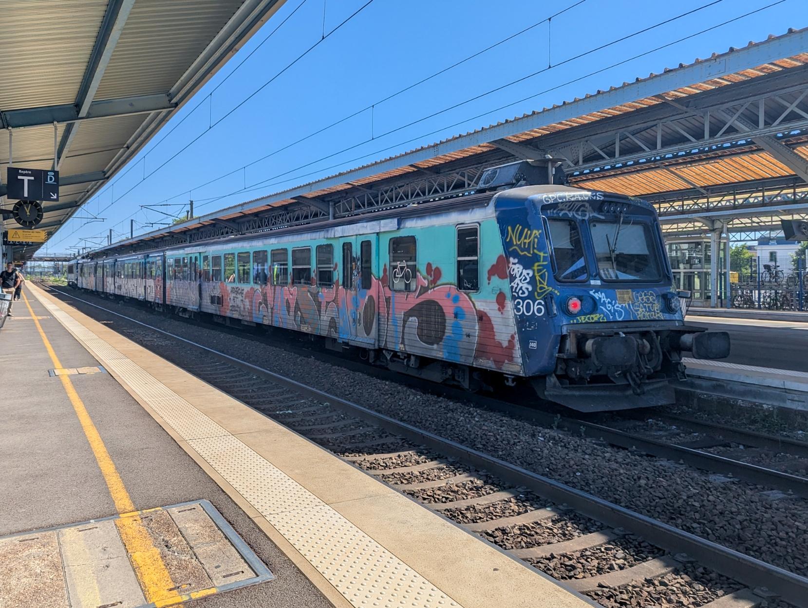 A heavily graffitied RRR unit at Sélestat