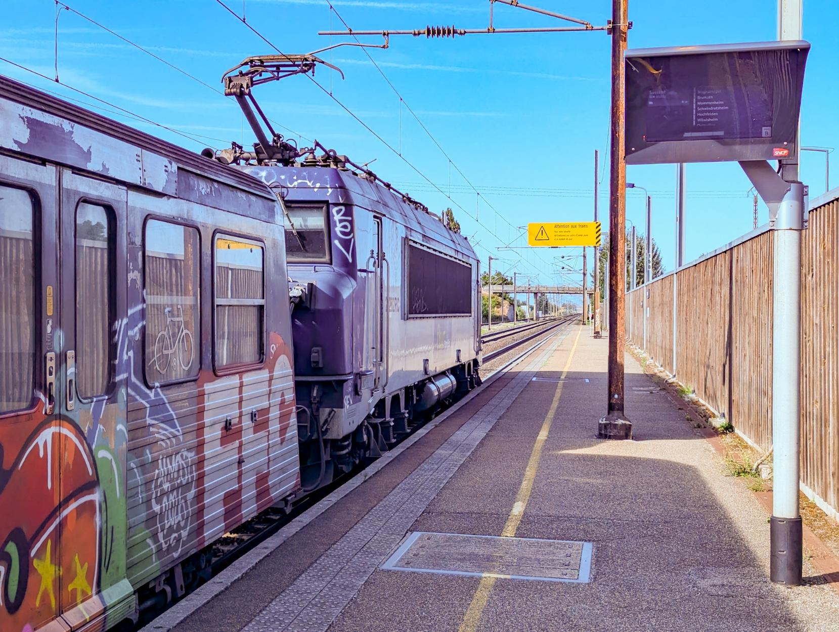 BB22200 at the northern end of a RRR push-pull-set at Benfeld station.