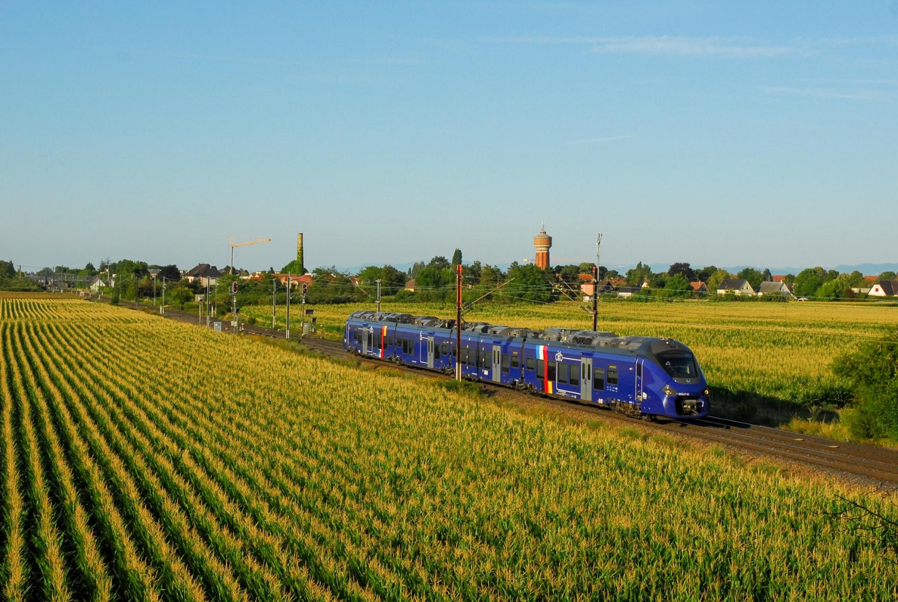 The same spot as before, this time with a Régiolis in dark blue with huge French and German flags on it.