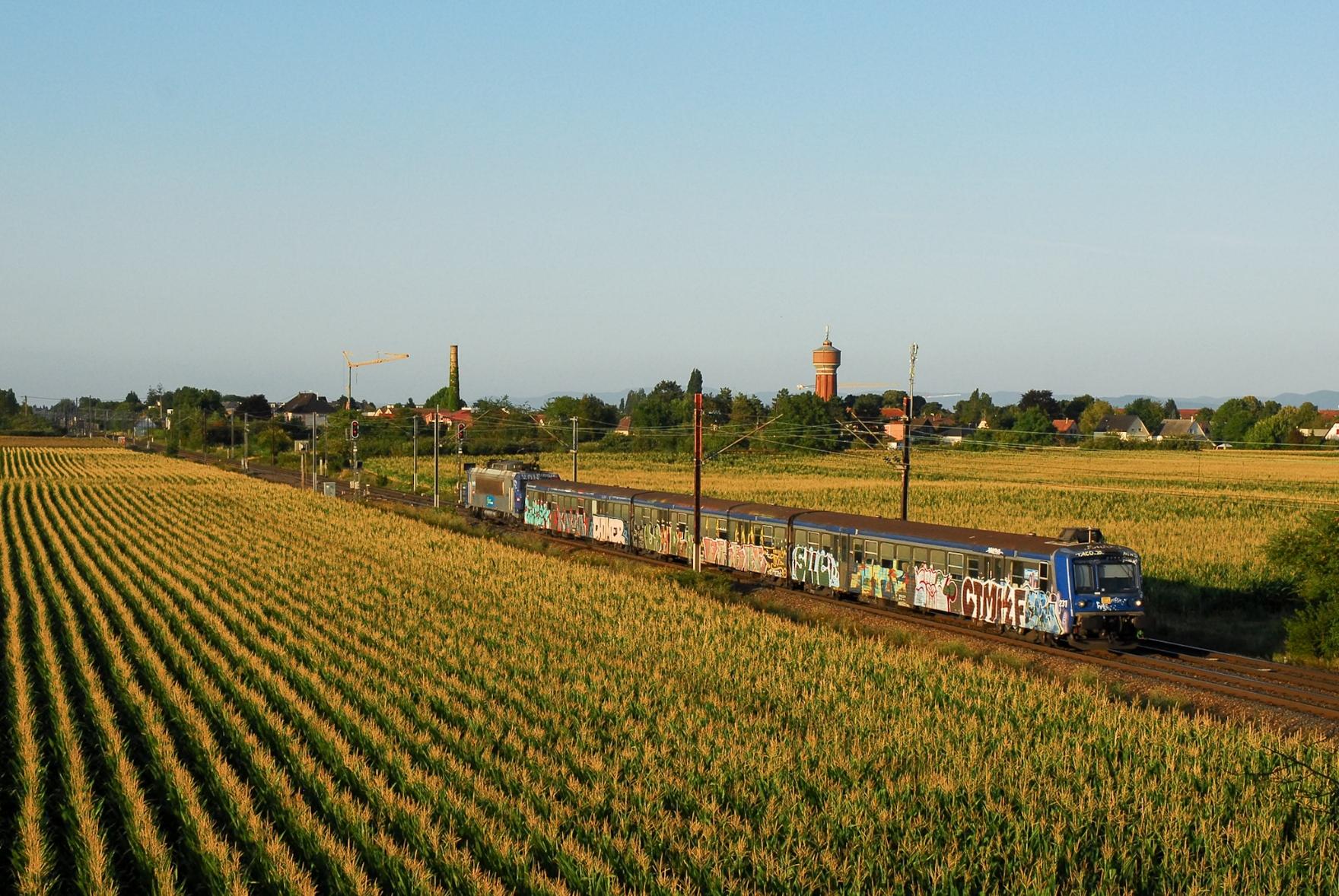 Again the same spot, this time a RRR unit with a Nez Cassé at the rear. The train is fully covered in graffiti on all three carriages, only parts of the windows and the front are more or less free of them.
