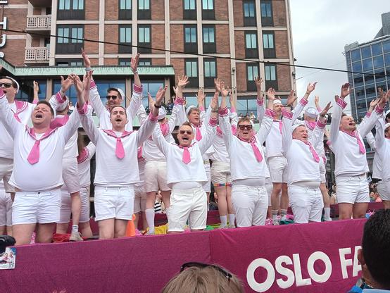 Oslo Faggot Choir singing and dancing 