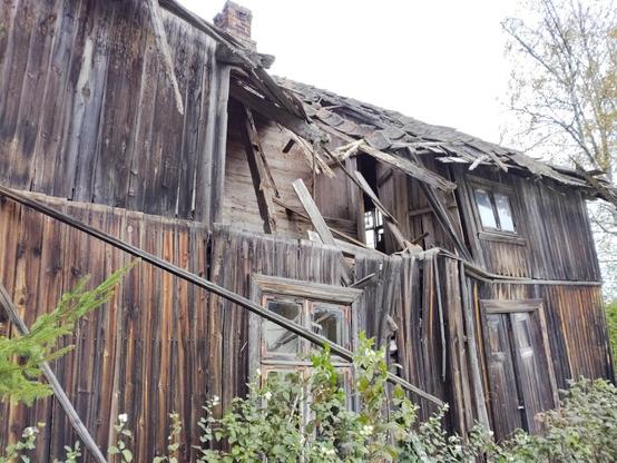 A close up of the previous image showing more detail of the second floor of the building falling apart.