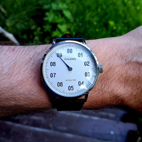 Single handed decimal watching showing the time 8.90