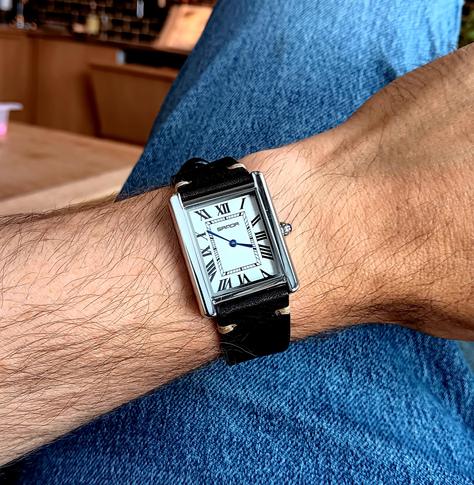 Classic looking Sanda 'Tank' style watch on wrist.