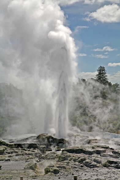 Photo rapprochée d'un jet d'eau chaude (geyser) atteignant jusqu'à 30 mètres.