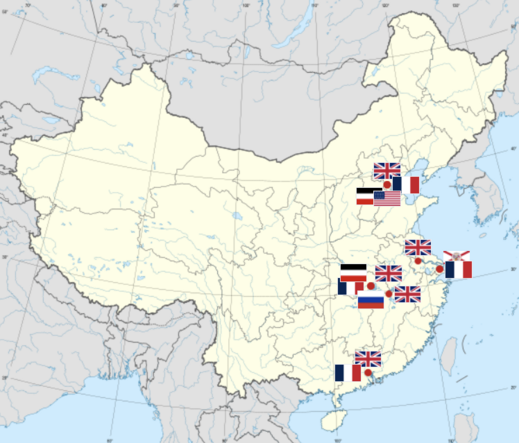 Carte historique de la Chine en 1896, illustrant les concessions étrangères avec des drapeaux britanniques, français, allemands et japonais indiquant leur emplacement le long des régions côtières. Les frontières provinciales et nationales sont nettement marquées, et les drapeaux sont répartis principalement sur la côte est du pays.