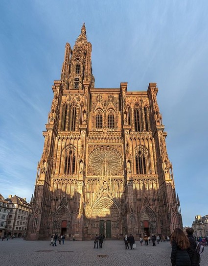 Vue de la façade ouest gothique rayonnante de la cathédrale de Strasbourg, entièrement recouverte de sculptures et d'entrelacs