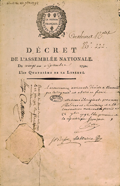 Document historique du décret de la Convention nationale daté du 21 septembre 1792, affichant une calligraphie élégante sur papier crème avec des tampons officiels et des annotations manuscrites, symbolisant l’abolition de la royauté en France.