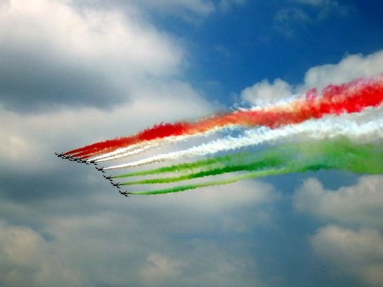 “Air show par ‘Frecce Tricolori’ lors de la Fête nationale de l’Italie (Festa della Repubblica) le 2 juin 2005, avec des jets laissant derrière eux des traînées de fumée aux couleurs du drapeau italien - vert, blanc et rouge”.