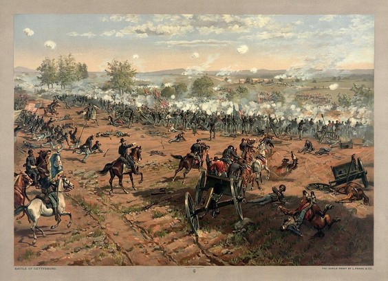 Représentation artistique de la bataille de Gettysburg, montrant des soldats en uniforme, des chevaux et des canons sur un champ de bataille. Le ciel est partiellement nuageux et le terrain est jonché d’hommes et d’équipements militaires. De la fumée s’élève du sol à cause des tirs d’artillerie.