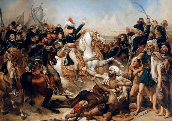 Représentation artistique de la bataille des Pyramides, avec Bonaparte monté sur son cheval blanc au centre. Autour de lui, la scène est animée par des soldats en uniforme et des combattants indigènes engagés dans la bataille. Les pyramides d’Égypte sont visibles à l’arrière-plan.