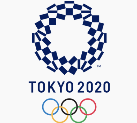 Image du logo des Jeux olympiques d’été de 2020. Il présente un motif composé de formes rectangulaires bleu indigo, disposées en cercle pour ressembler à une couronne. En dessous de ce motif, les mots “TOKYO 2020” sont écrits en majuscules et en gras, avec les “O” de “TOKYO” et “2020” alignés verticalement. Sous le texte, cinq anneaux entrelacés en bleu, jaune, noir, vert et rouge représentent les anneaux olympiques.