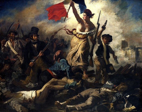 Tableau ‘La Liberté guidant le peuple’ d’Eugène Delacroix, représentant une femme tenant un drapeau tricolore français et menant un groupe diversifié de combattants sur un champ de bataille. Le fond présente un ciel nuageux et fumé avec des parties de bâtiments visibles.