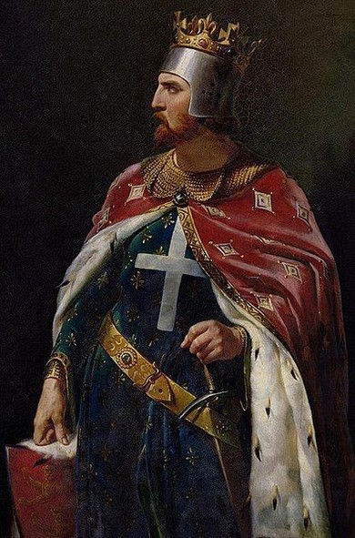 Peinture représentant Richard Cœur de Lion, vêtu d’une armure royale détaillée, tenant un livre rouge. Il porte une couronne dorée, une cape rouge avec des motifs dorés et une tunique bleue ornée d’une croix blanche.