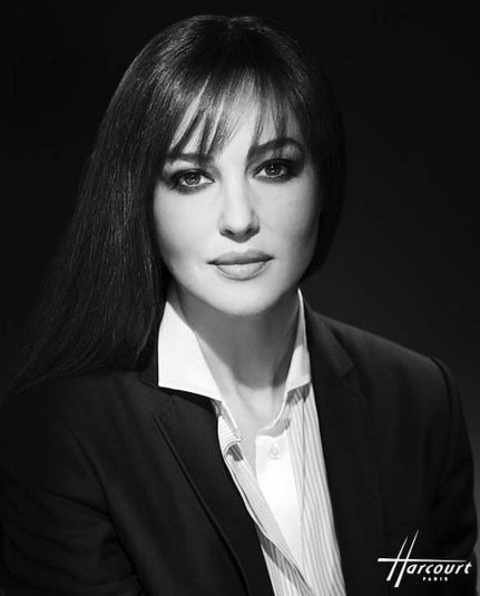 Monica Bellucci photographiée de face en noir et blanc par le Studio Harcourt.