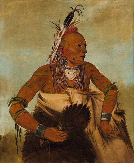 Portrait d’un guerrier osage vêtu de vêtements traditionnels, avec des peintures faciales distinctives et des ornements de plumes. Le fond est neutre, mettant en valeur les détails et les couleurs vives de l’habit et des accessoires du guerrier.