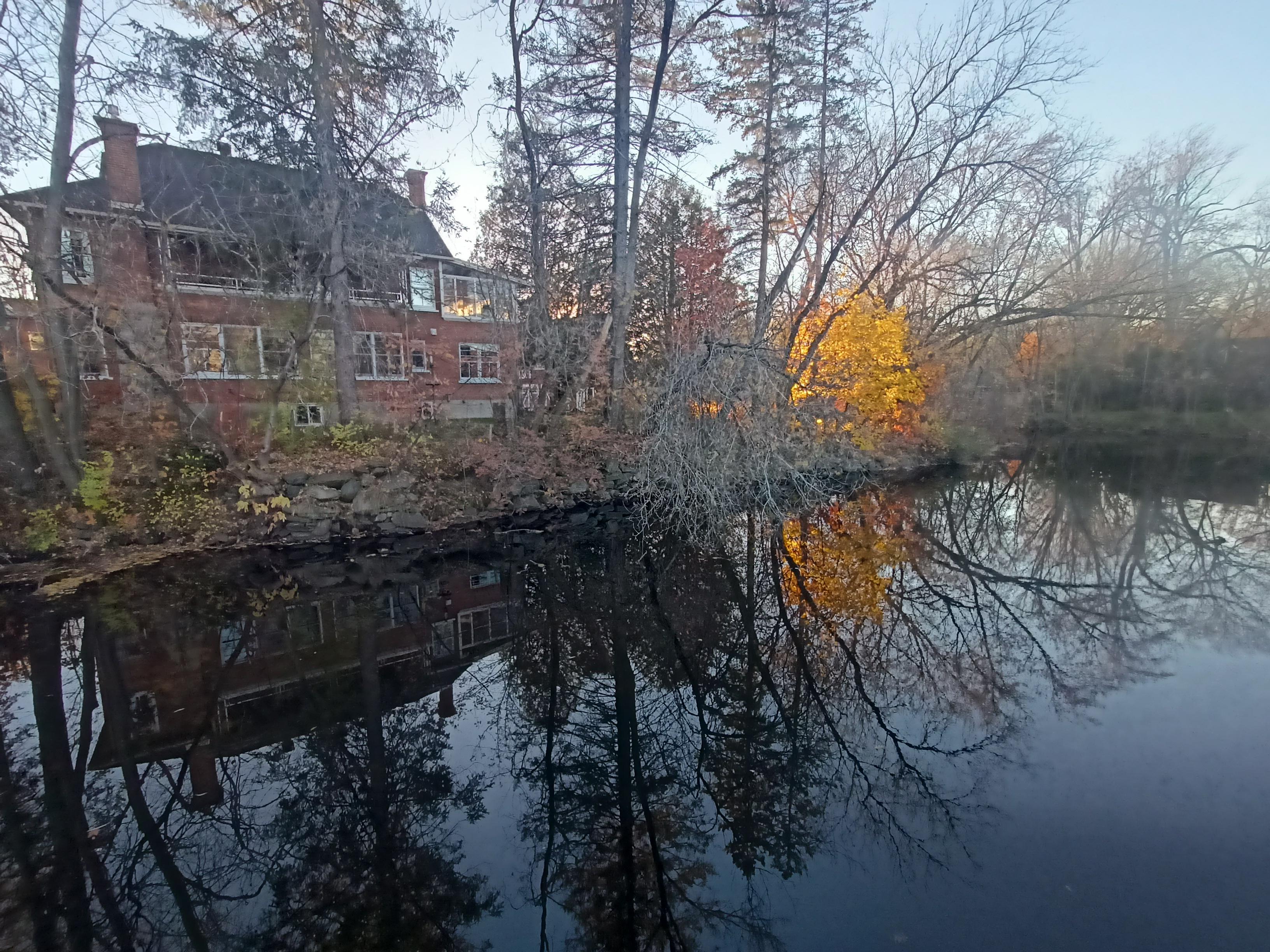 Couleurs de l'automne sur lac