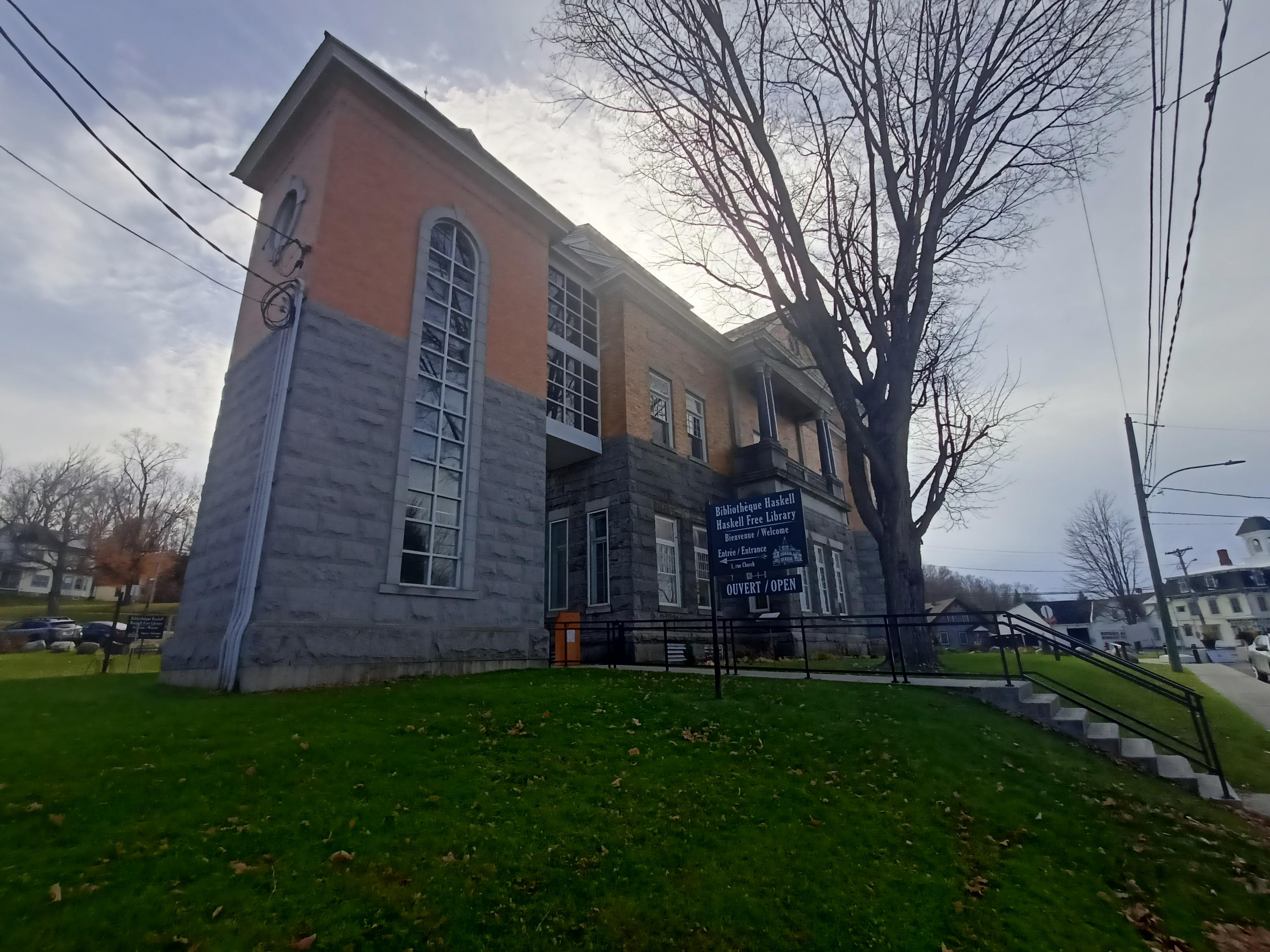Building or the library from Canadian side.