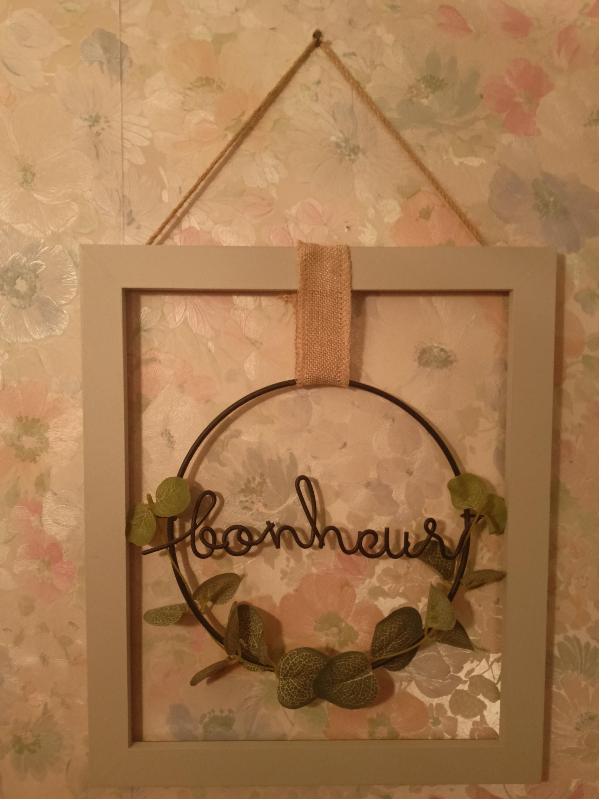 “Bonheur” (happiness) in a cute and kitsch deco on the wall of the hotel.