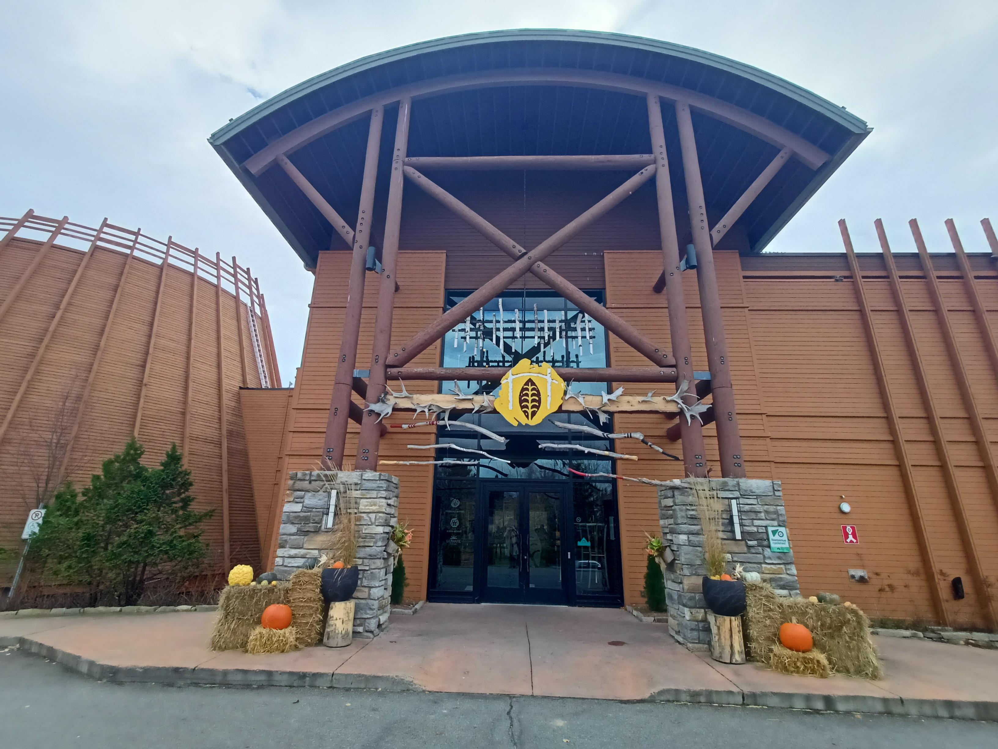 Entrance or the Huron-Wendat museum, a big wood building.