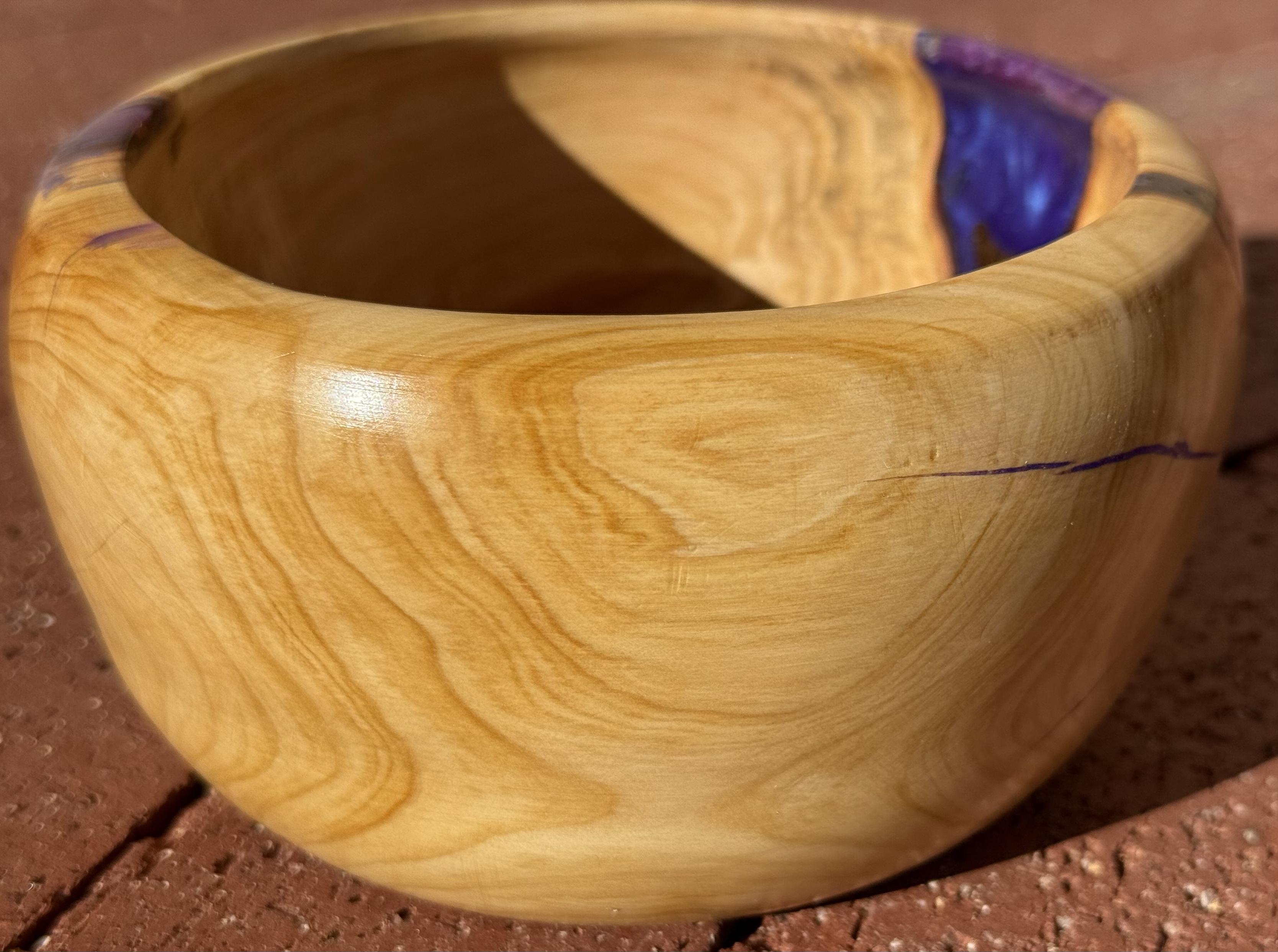Side view of the bowl, showing almost entirely clear wood.