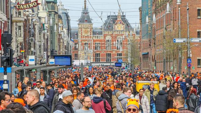 Zorgen bij gemeente over drukte Koningsdag: vier het lokaal en ga niet naar het centrum