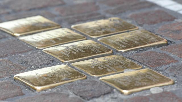 Blick auf verlegte Stolpersteine (kleine Messingplatten) zur Erinnerung an von den Nazis verfolgte, schikanierte und ermordete Juden. 