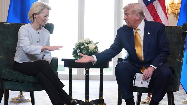 Ursula von der Leyen ist kurz davor, Donald Trump die Hand zu reichen. Ursula von der Leyen ist kurz davor, Donald Trump die Hand zu reichen.