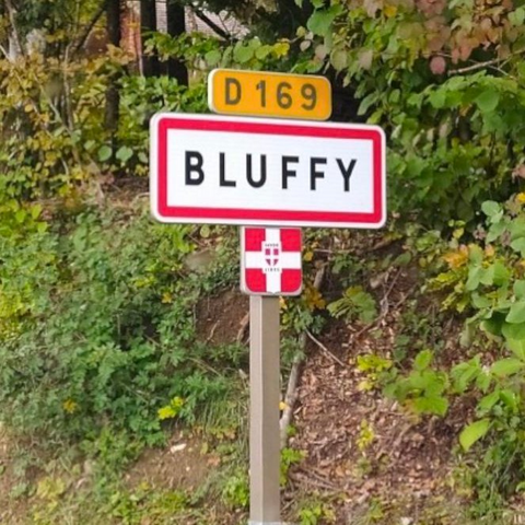 A road sign that reads "Bluffy"