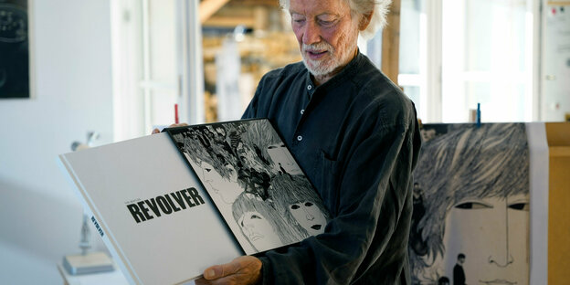 Klaus Voormann mit dem 1966 von ihm gestalteten Cover des Beatles-Albums „Revolver“ Foto: Melina Alder