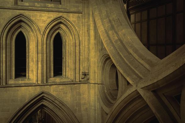 Detail of the cathedral interior, showing arched windows on the left and on the right part of the famous scissor arches.