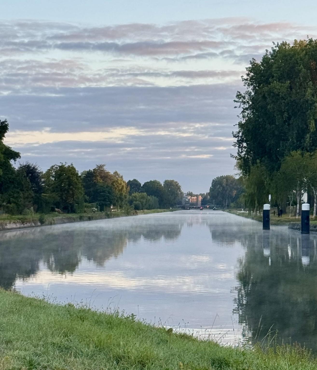 De Rivier de Vliet met een mistig laagje op het wateroppervlak.