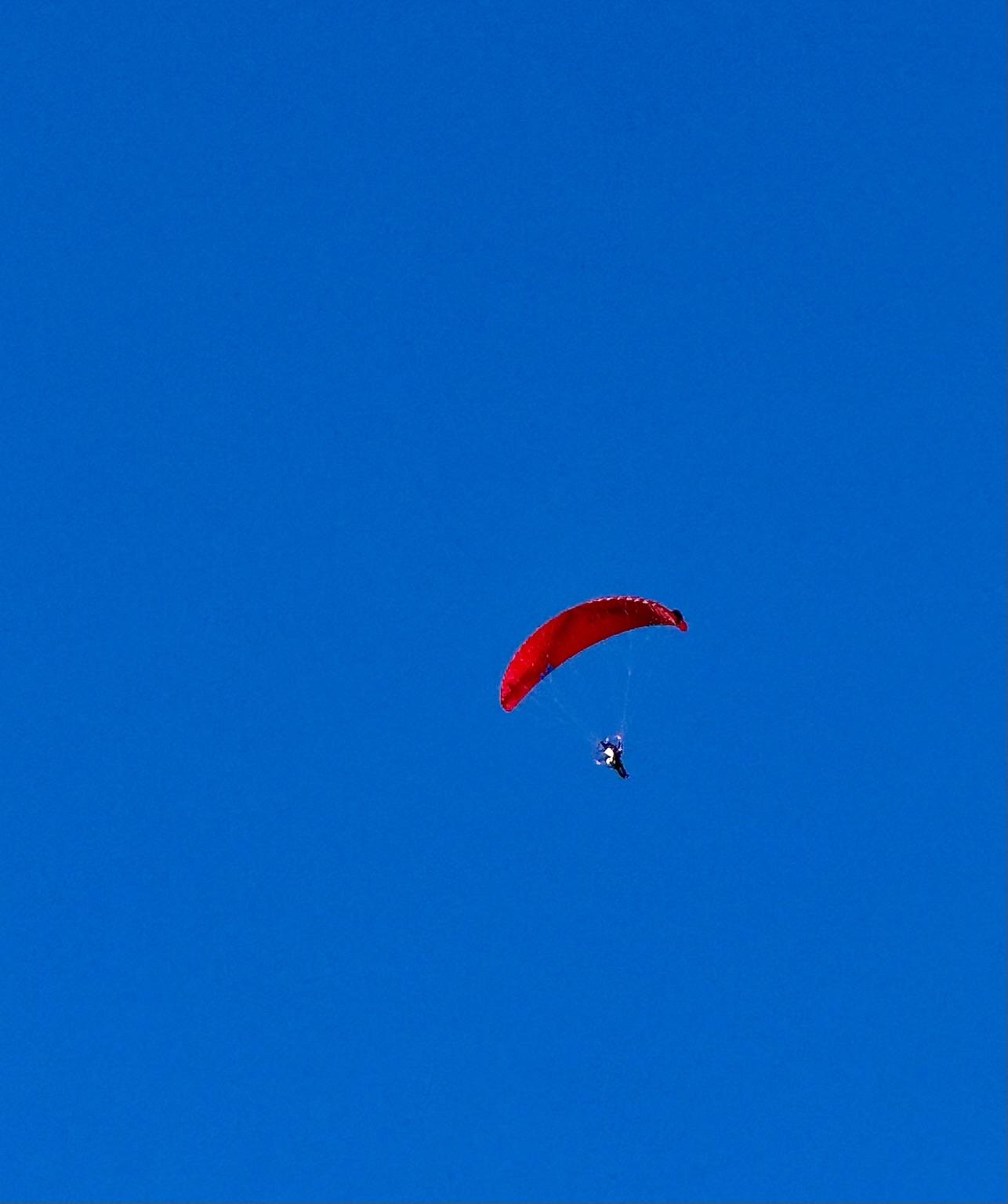 Fly by van een paraglider